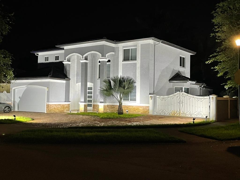 Luxury residence exterior lighting